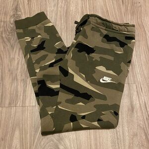 Nike Camouflage Club Fleece Joggers Size Large
